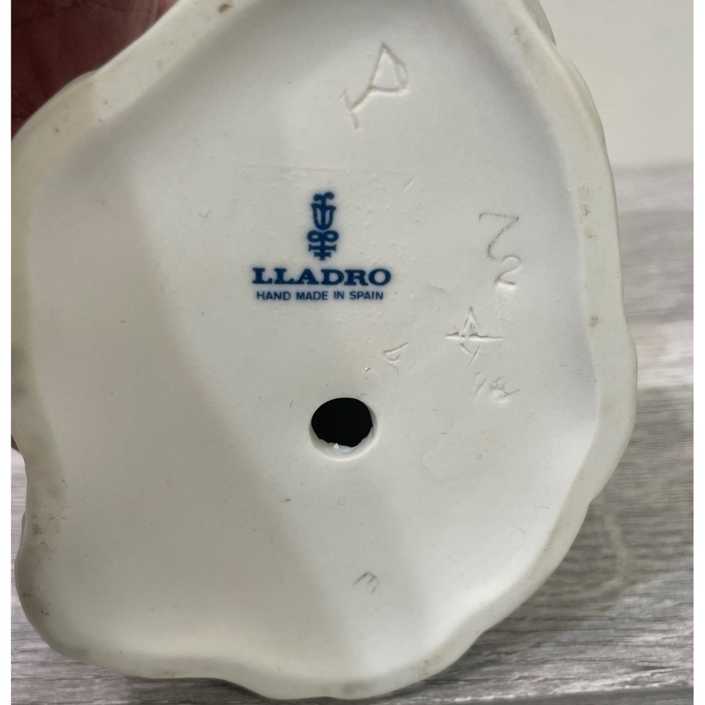 Lladro Milkmaid Girl with Milk Pail and Goose Figurine 4682 Matte 1970 - Picture 4 of 5